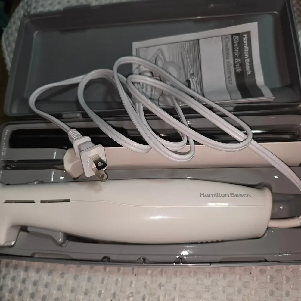 HAMILTON BEACH ELECTRIC KNIFE SET IN HARD CASE STORAGE